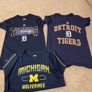 Medium unisex youth sport shirt lot size medium.